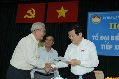 ທ່ານປະທານປະເທດເຈືອງເຕິ໋ນຊາງ ແລະ ທ່ານນາຍົກລັດຖະມົນຕີ ຫງວຽນເຕິ໋ນຢຸງພົບປະກັບຜູ້ມີສິດເລືອກຕັ້ງ